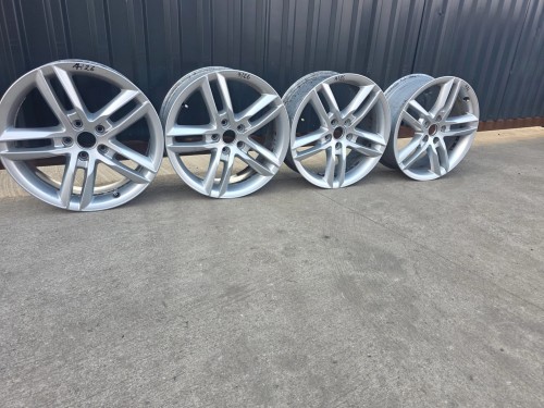 FELGA FELGI KOMPLET AUDI Q3 8U VW 7.0J R18 ET43 8U0601025AA 7/26 ORYGINAŁ !