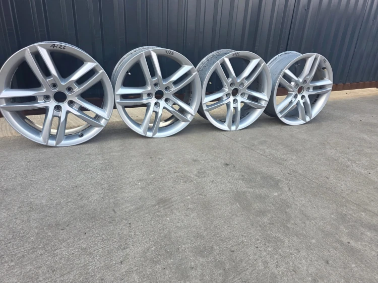 FELGA FELGI KOMPLET AUDI Q3 8U VW 7.0J R18 ET43 8U0601025AA 7/26 ORYGINAŁ !