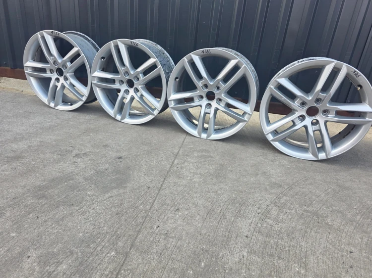 FELGA FELGI KOMPLET AUDI Q3 8U VW 7.0J R18 ET43 8U0601025AA 7/26 ORYGINAŁ !