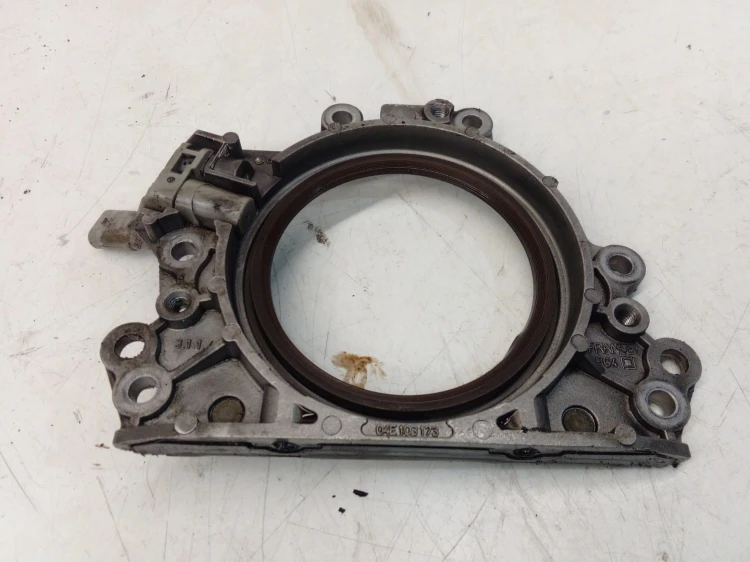 OBUDOWA USZCZELNIACZ WAŁU AUDI VW 04E103173 1.4 T