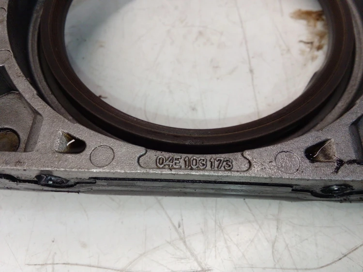 OBUDOWA USZCZELNIACZ WAŁU AUDI VW 04E103173 1.4 T