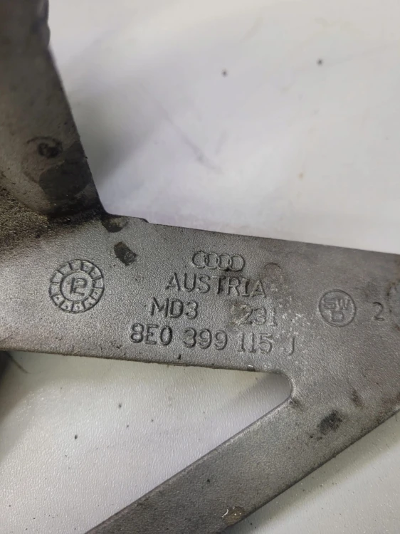 ŁAPA PODUSZKA SKRZYNI AUDI A4 B6 B7 8E0399115J