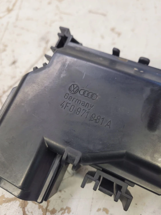 SKRZYNKA BEZPIECZNIKÓW AUDI A6 C6 4F0971981A