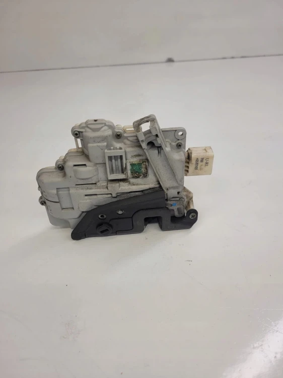 ZAMEK DRZWI LEWY TYŁ AUDI 8E0839015AB 8 PIN