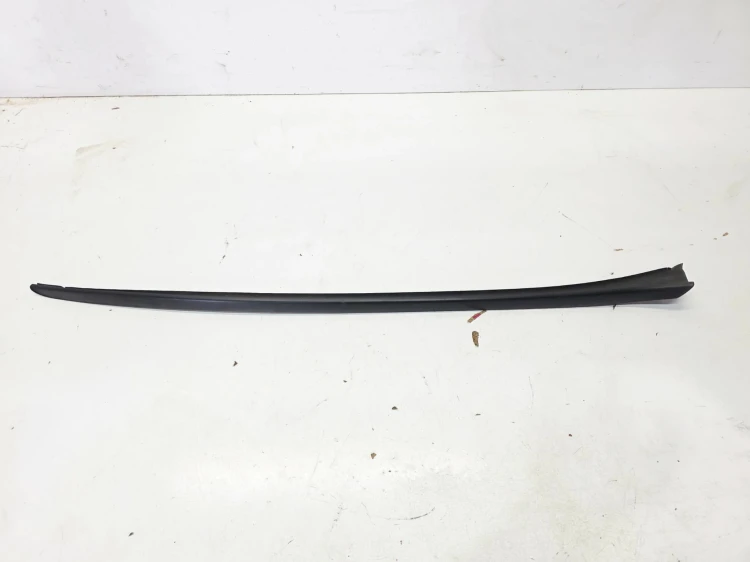 LISTWA ZGARNIAJĄCA SZYBY CZOŁOWEJ PRAWA AUDI Q5 8R 8R0854328A