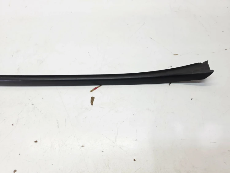 LISTWA ZGARNIAJĄCA SZYBY CZOŁOWEJ PRAWA AUDI Q5 8R 8R0854328A