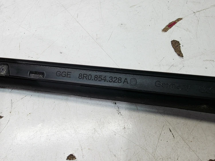 LISTWA ZGARNIAJĄCA SZYBY CZOŁOWEJ PRAWA AUDI Q5 8R 8R0854328A