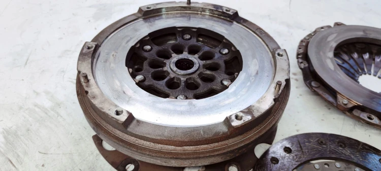 SPRZĘGŁO KOŁO DWUMAS AUDI A4 A5 1.8 0B1105266AA *4