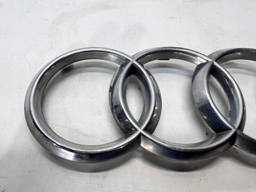 ZNACZEK EMBLEMAT Z KLAPY TYŁ AUDI 8X0853605