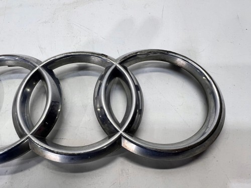 ZNACZEK EMBLEMAT Z KLAPY TYŁ AUDI 8X0853605