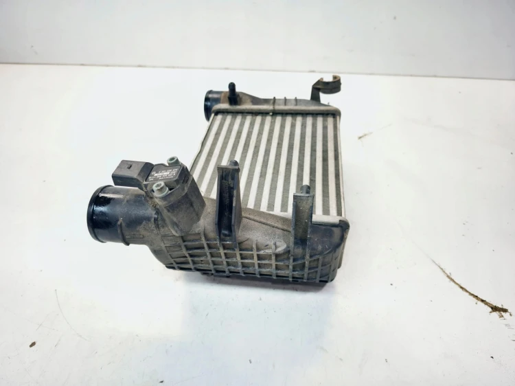 CHŁODNICA POWIETRZA INTERCOOLER LEWY AUDI A4 B6 1.8T TURBO 8E0145805L