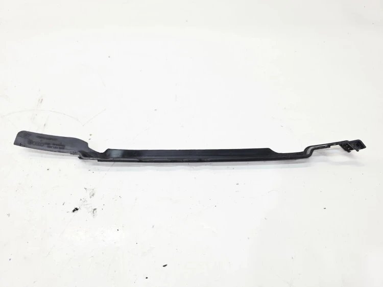 USZCZELKA CHŁODNICY PRAWA AUDI A3 8V 8V0121332