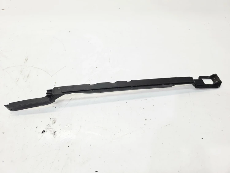 USZCZELKA CHŁODNICY PRAWA AUDI A3 8V 8V0121332