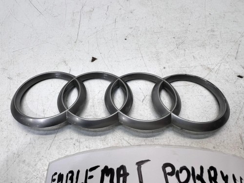 ZNACZEK EMBLEMAT Z POKRYWY SILNIA 4H0103940 165MMX58MM