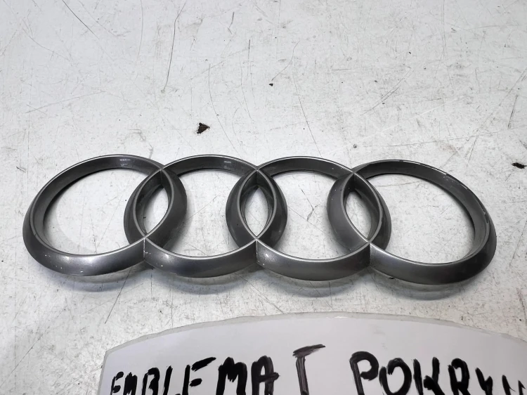 ZNACZEK EMBLEMAT Z POKRYWY SILNIA 4H0103940 165MMX58MM