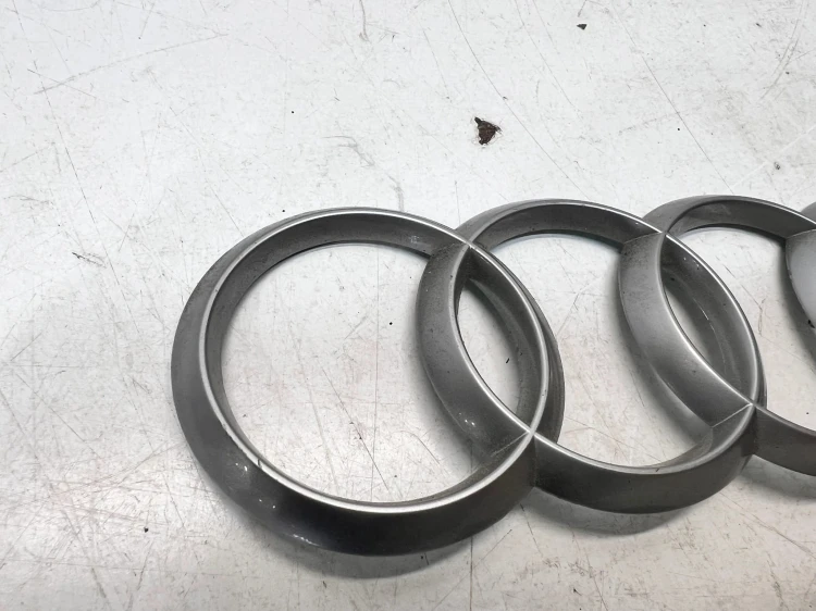 ZNACZEK EMBLEMAT Z POKRYWY SILNIA 4H0103940 165MMX58MM