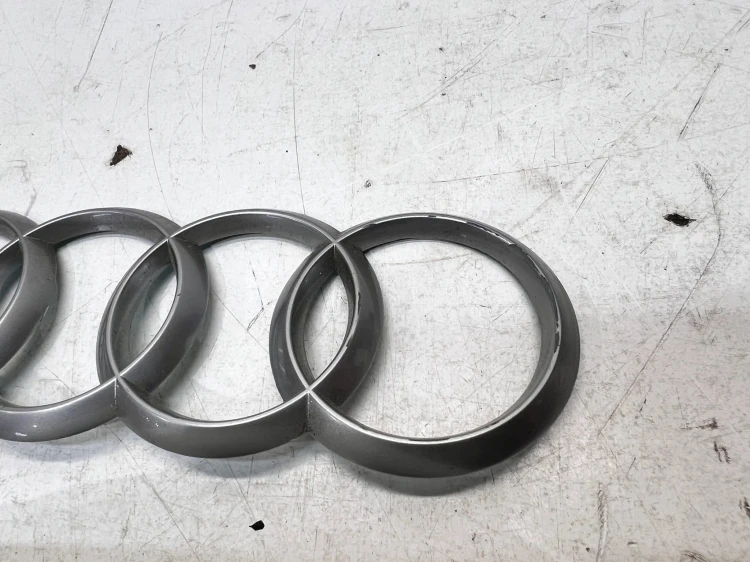 ZNACZEK EMBLEMAT Z POKRYWY SILNIA 4H0103940 165MMX58MM