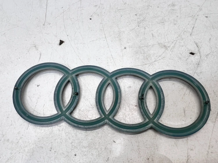 ZNACZEK EMBLEMAT Z POKRYWY SILNIA 4H0103940 165MMX58MM