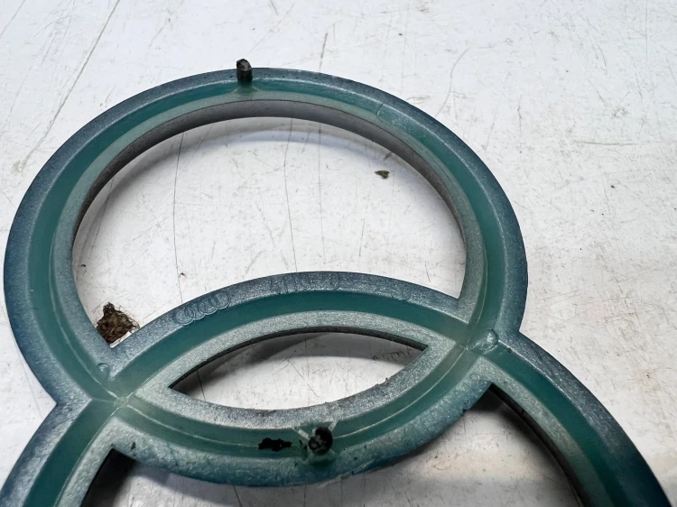 ZNACZEK EMBLEMAT Z POKRYWY SILNIA 4H0103940 165MMX58MM