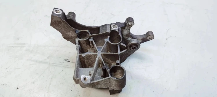 ŁAPA MOCOWANIE POMPY WSPOMAGANIA AUDI A6 C6 2.7 3.0 TDI 4F0145169AH