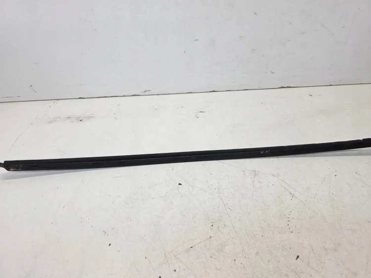 LISTWA ZGARNIAJĄCA SZYBY CZOŁOWEJ PRAWA AUDI A3 8P CABRIO 8P7854328A