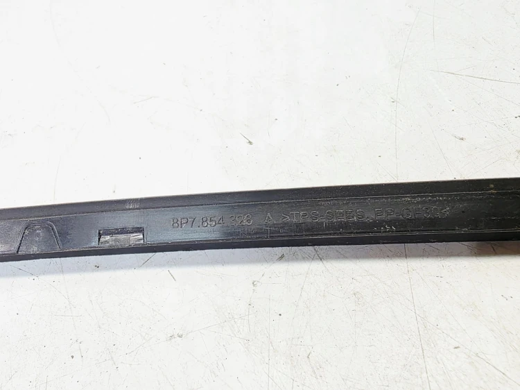 LISTWA ZGARNIAJĄCA SZYBY CZOŁOWEJ PRAWA AUDI A3 8P CABRIO 8P7854328A