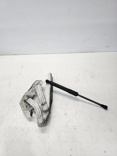ZAWIAS MASKI LEWY AUDI A1 8X 8X0823301A