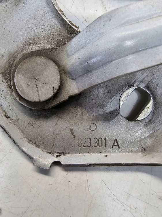 ZAWIAS MASKI LEWY AUDI A1 8X 8X0823301A