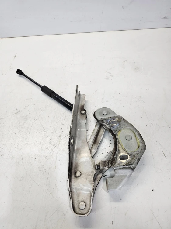 ZAWIAS MASKI LEWY AUDI A1 8X 8X0823301A