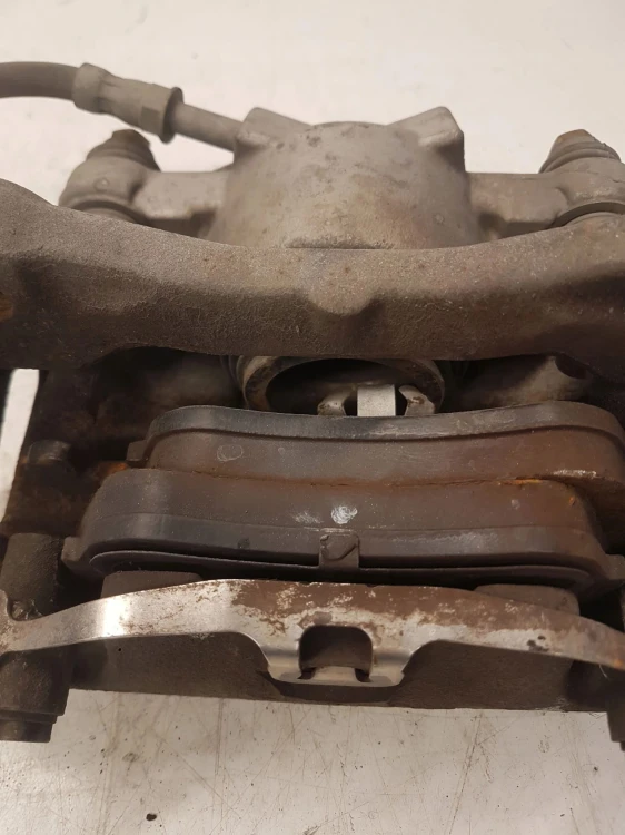 ZACISK HAMULCOWY PRAWY PRZÓD AUDI A4 B8 A5 8K0106K