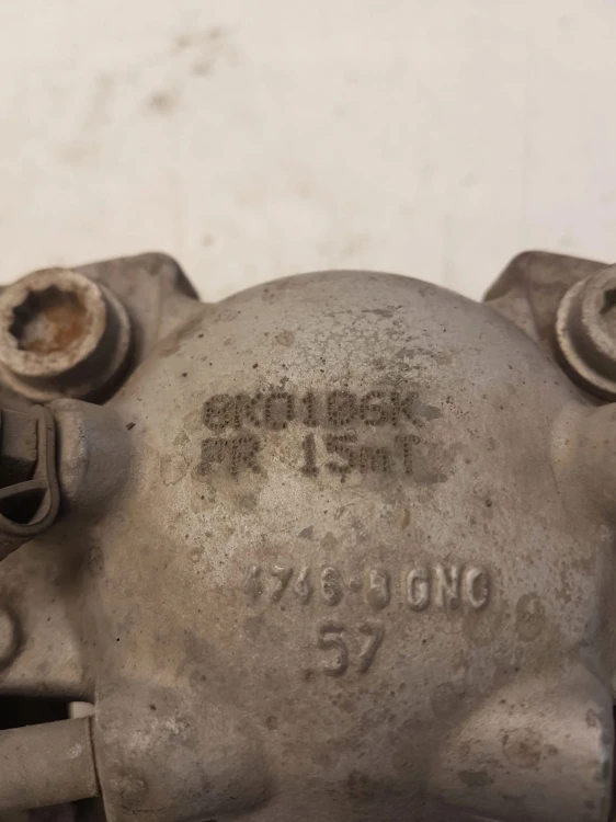 ZACISK HAMULCOWY PRAWY PRZÓD AUDI A4 B8 A5 8K0106K