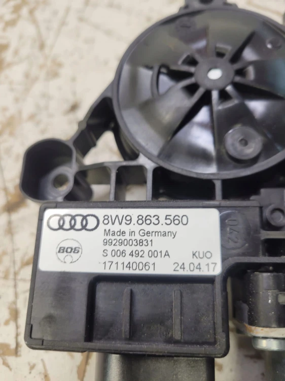SILNICZEK KLAPY BAGAŻNIKA AUDI A4 B9 A5 8W9863560