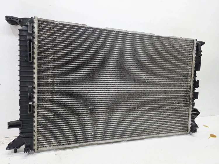 CHŁODNICA WODY AUTOMAT AUDI A4 B8 A5 8T Q5 8R 2.0 TDI TFSI 8K0121251T