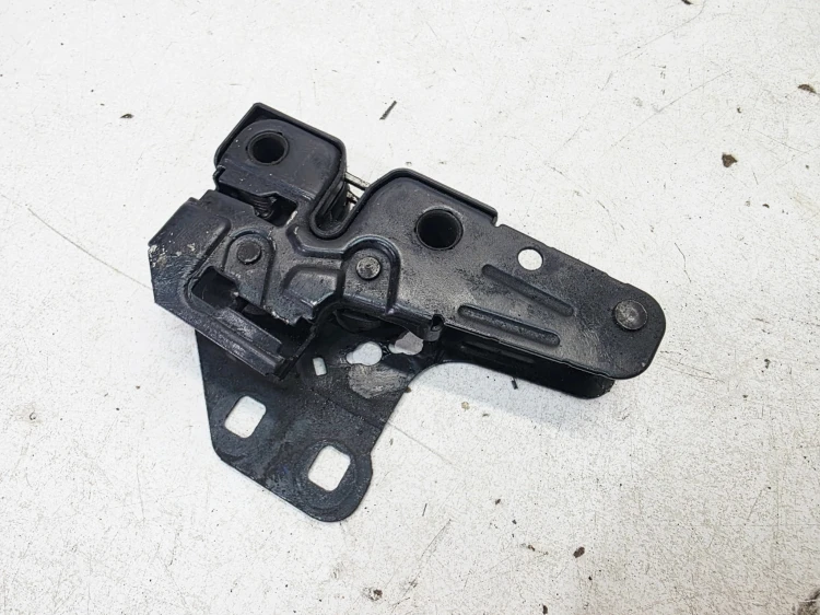 ZAMEK MASKI RYGIEL Z PASA PRZEDNIEGO AUDI A4 B7 8E0823509C 1/26