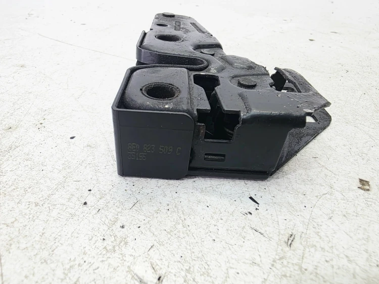 ZAMEK MASKI RYGIEL Z PASA PRZEDNIEGO AUDI A4 B7 8E0823509C 1/26