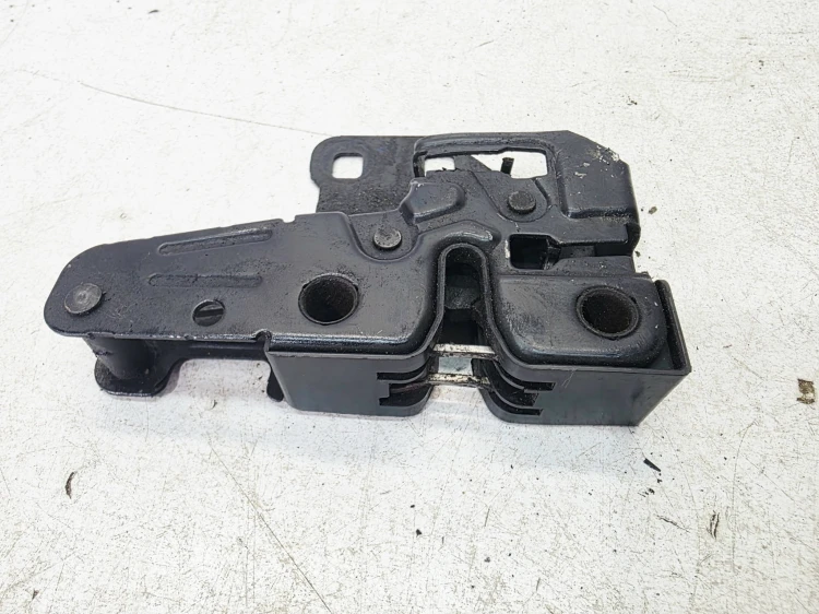 ZAMEK MASKI RYGIEL Z PASA PRZEDNIEGO AUDI A4 B7 8E0823509C 1/26