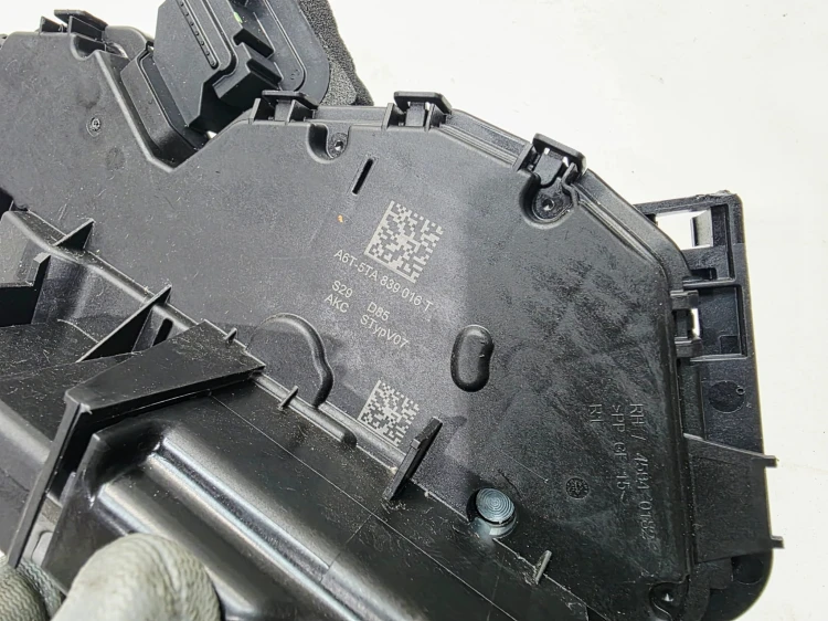 ZAMEK DRZWI PRAWY TYŁ AUDI A3 8Y VOLKSWAGEN SEAT SKODA 5TA839016T
