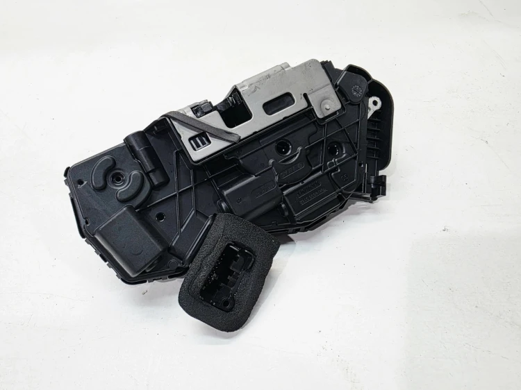 ZAMEK DRZWI PRAWY TYŁ AUDI A3 8Y VOLKSWAGEN SEAT SKODA 5TA839016T