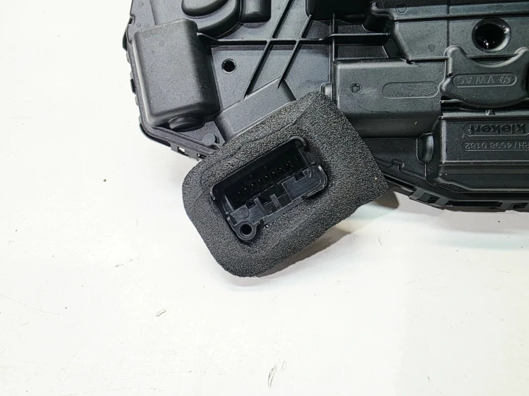 ZAMEK DRZWI PRAWY TYŁ AUDI A3 8Y VOLKSWAGEN SEAT SKODA 5TA839016T