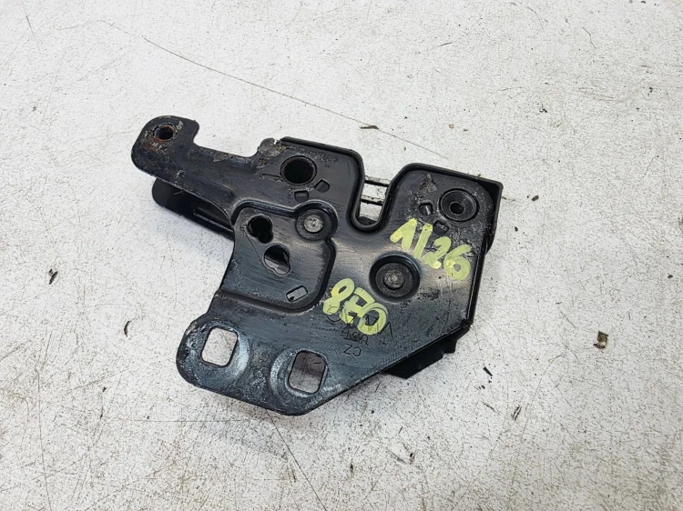 ZAMEK MASKI RYGIEL Z PASA PRZEDNIEGO AUDI A4 B7 8E0823509C 1/26