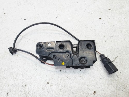 ZAMEK MASKI RYGIEL Z PASA PRZEDNIEGO AUDI A5 8T 8T0823509