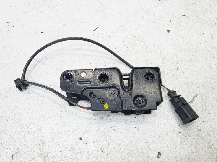 ZAMEK MASKI RYGIEL Z PASA PRZEDNIEGO AUDI A5 8T 8T0823509