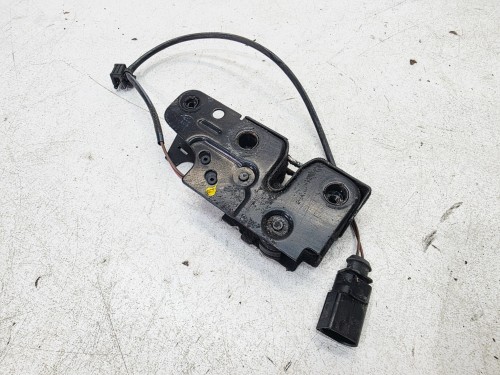 ZAMEK MASKI RYGIEL Z PASA PRZEDNIEGO AUDI A5 8T 8T0823509