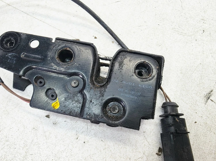 ZAMEK MASKI RYGIEL Z PASA PRZEDNIEGO AUDI A5 8T 8T0823509