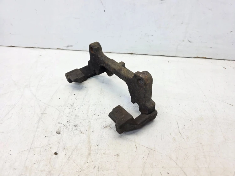 JARZMO ZACISKU PRZÓD LEWE LUB PRAWE AUDI VW SEAT SKODA 131