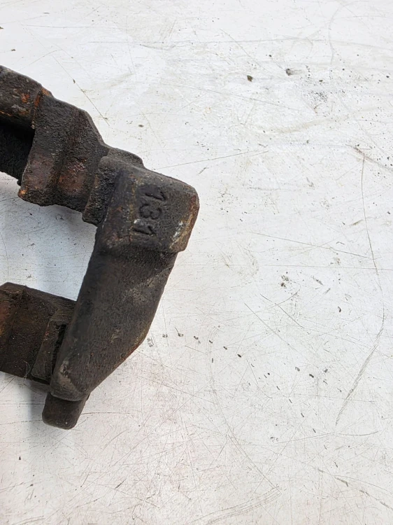JARZMO ZACISKU PRZÓD LEWE LUB PRAWE AUDI VW SEAT SKODA 131