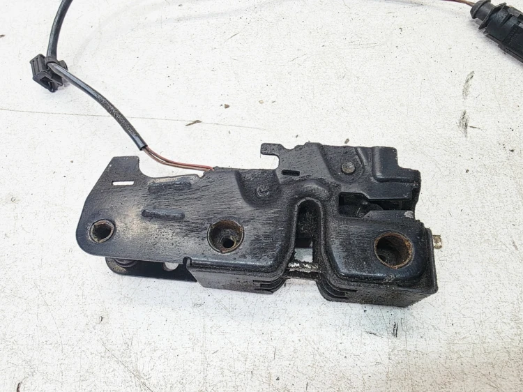 ZAMEK MASKI RYGIEL Z PASA PRZEDNIEGO AUDI A5 8T 8T0823509