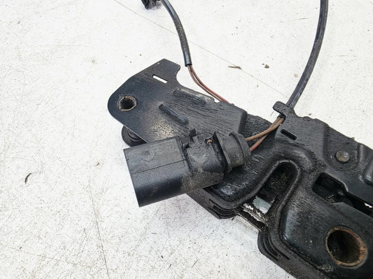 ZAMEK MASKI RYGIEL Z PASA PRZEDNIEGO AUDI A5 8T 8T0823509