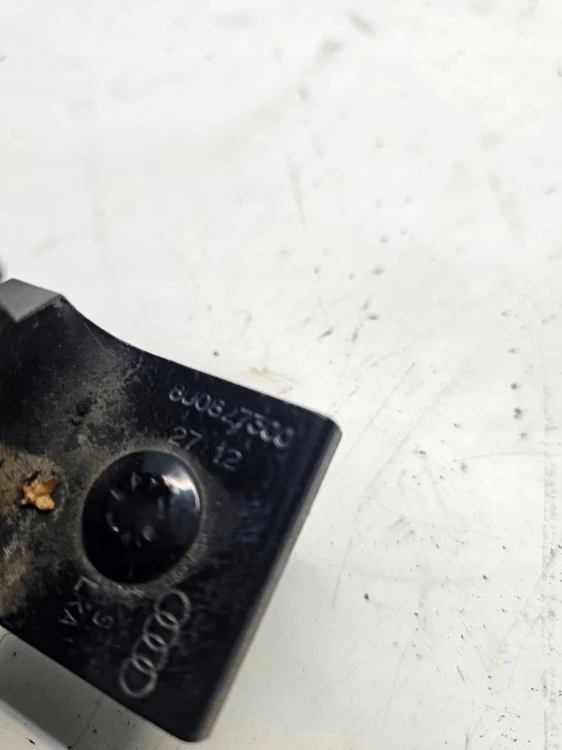 ZAWIAS KLAPY TYŁ PRAWY AUDI Q3 8U 8U0827300