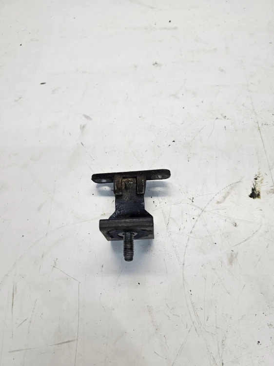 ZAWIAS KLAPY TYŁ PRAWY AUDI Q3 8U 8U0827300